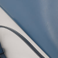 Détail micro-traces ponctuelles sur cuir lisse bleu Celine Triomphe — AMANA Vintage