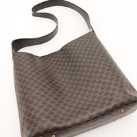 Vue à plat Hobo Celine Macadam bandoulière cuir noir toile Macadam — AMANA Vintage