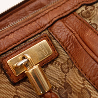 Détail fermoir doré signé Gucci Hobo occasion authentique — AMANA Vintage