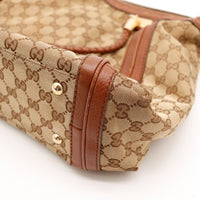 Détail coin inférieur cuir Gucci Hobo occasion authentique — AMANA Vintage